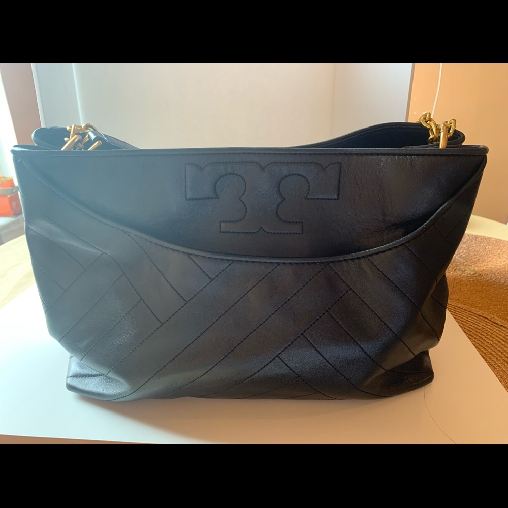 Slightly used tory burch black purse ! Worn twice with dust bag